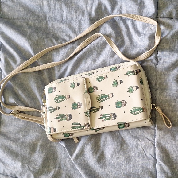 Crossbosy Purse - Picture 1 of 3